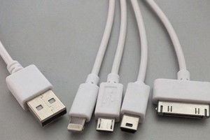 Mała pionowa maszyna do formowania wtryskowego tworzyw sztucznych o pojemności 20 ton do kabli USB