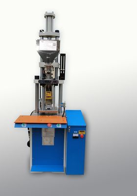 Mała pionowa maszyna do formowania wtryskowego z tworzyw sztucznych o masie 15 ton do kablu ładowania USB USB-A