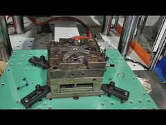 Pionowa maszyna do formowania wtryskowego o masie 160 ton, używana do filtra powietrza kabinowego