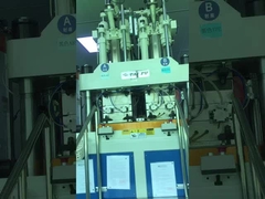 Pionowa wtryskarka dwukolorowa 120 ton używana do dwukolorowych zabawek